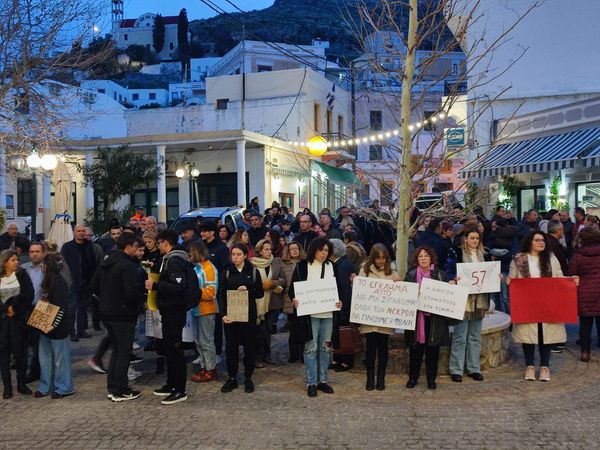 Μεγάλη συγκέντρωση συμαπράστασης για τα θύματα των Τεμπών στην Λέρο