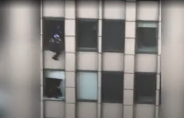 Νέα Υόρκη: Θρίλερ με άνδρα που απειλούσε να πέσει από τον 31ο όροφο – Καρέ – καρέ η επιχείρηση της αστυνομίας
