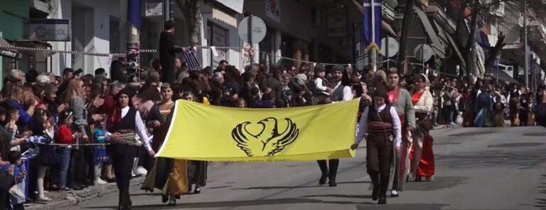 Πολίχνη Θεσσαλονίκης: Παρέλασε σημαιοφόρος σε αναπηρικό αμαξίδιο