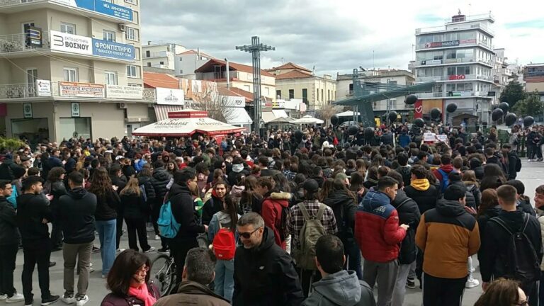 Με πολύ κόσμο το πρωινό συλλαλητήριο της Τρίπολης  για τα γεγονότα των Τεμπών