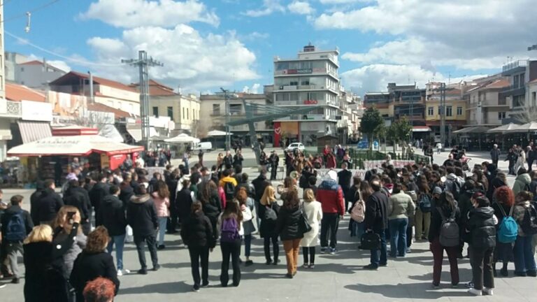 Νεανικό συλλαλητήριο Τρίπολης: Σχημάτισαν με τις τσάντες τη λέξη ”οργή”