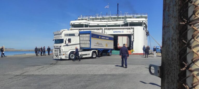 Έφτασε στο λιμάνι του Ηρακλείου το “ΚΡΗΤΗ ΙΙ” με καθυστέρηση λόγω μηχανικής βλάβης
