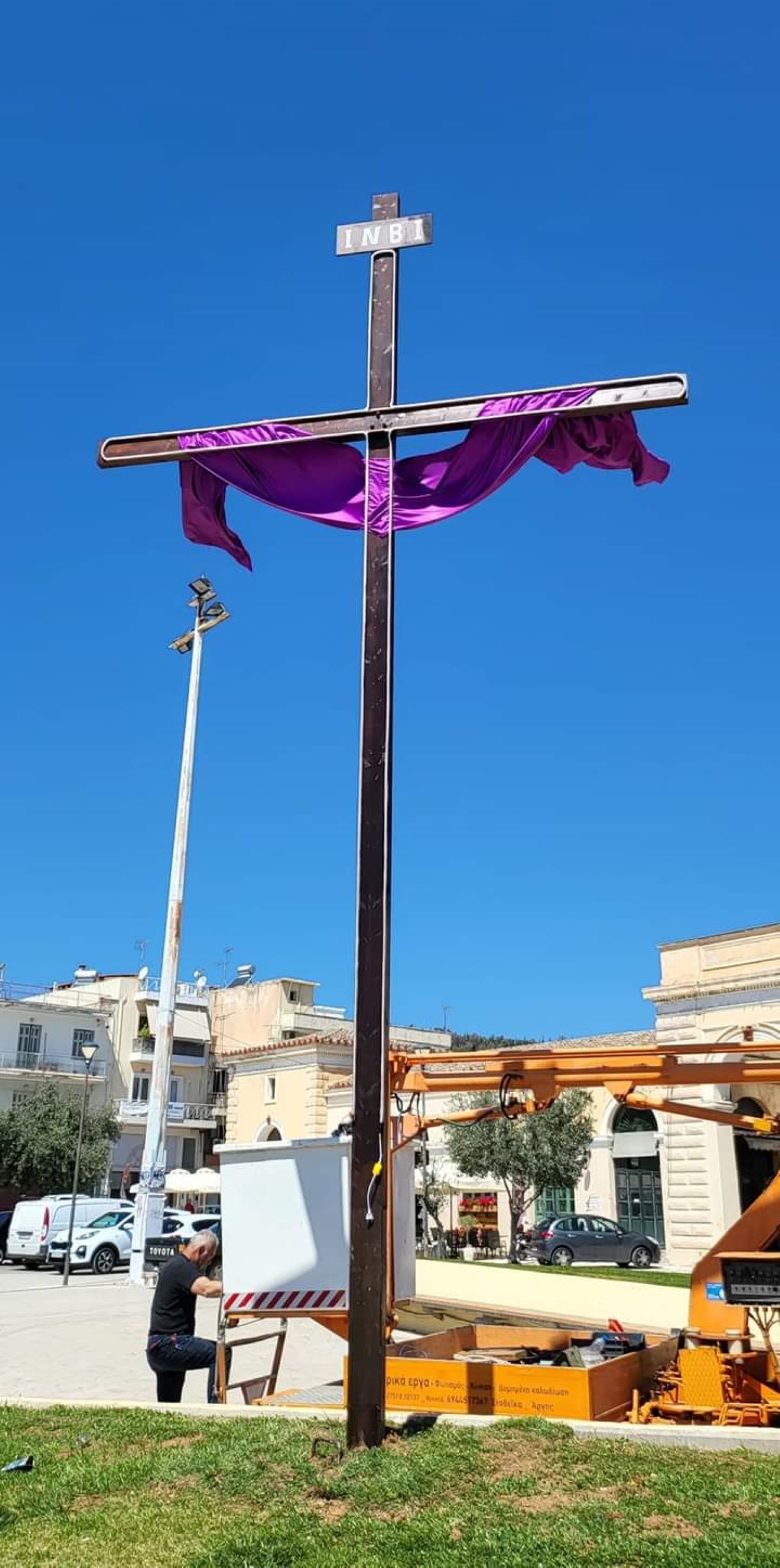 Τεράστιος Σταυρός στην πλατεία του Άργους για την σύναξη των Επιταφίων – Θα ψάλλει ο Πέτρος Γαϊτάνος