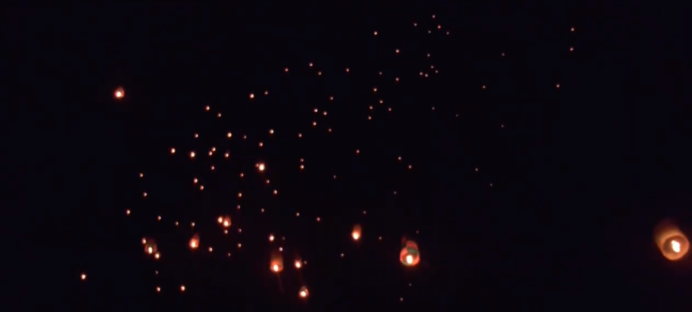 Λεωνίδιο: Φαντασμαγορικό θέαμα με φωτεινά αερόστατα το βράδυ της Ανάστασης