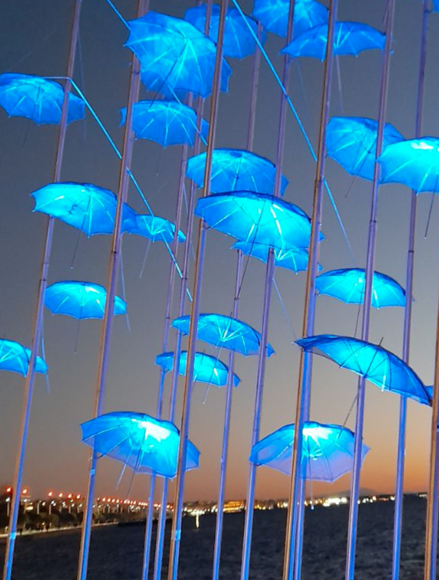 Θεσσαλονίκη: Στα μπλε οι ομπρέλες του Ζογγολόπουλου για την Παγκόσμια Ημέρα Ευχής