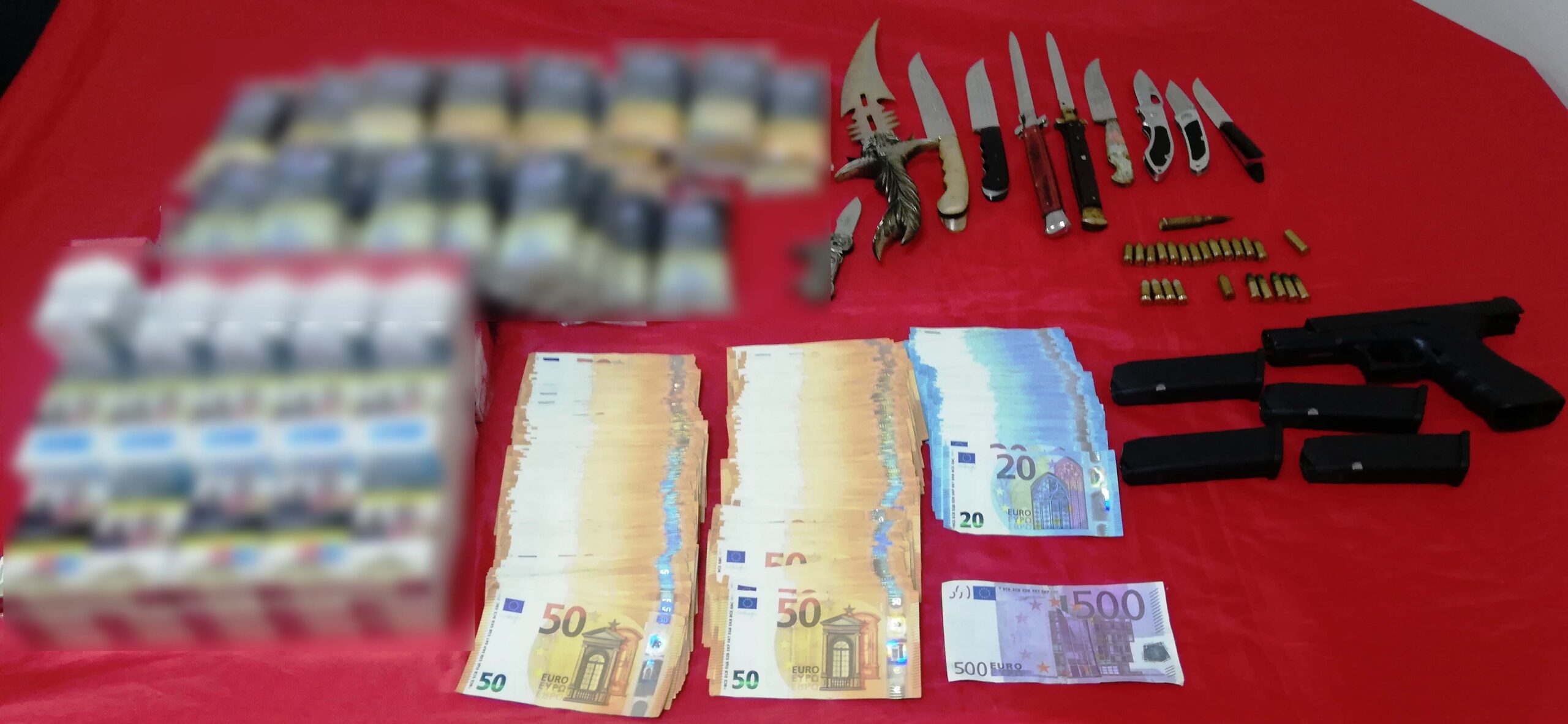 Θεσσαλονίκη: Ζευγάρι συνελήφθη για λαθρεμπορία τσιγάρων – Πιστόλι, σουγιάδες και 15.000 ευρώ βρήκε η ΕΛΑΣ