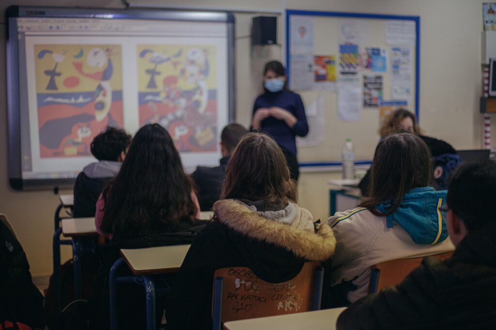 Λυρική: Όπερα στα σχολεία μέσα από μια δουλειά με χιούμορ – «Το γέλιο ρίχνει τις άμυνες και μαλακώνει τους ανθρώπους»