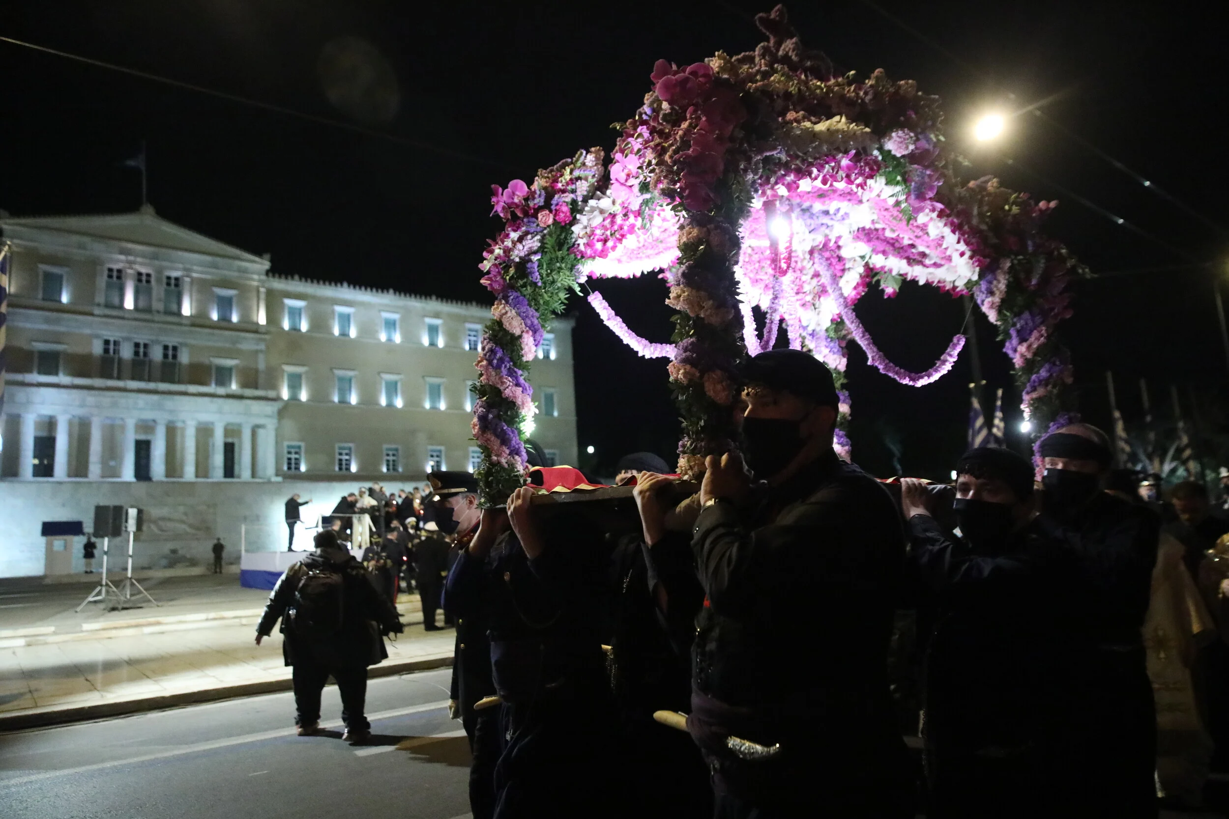 Live η Ακολουθία και η Περιφορά του Επιταφίου από τη Μητρόπολη Αθηνών