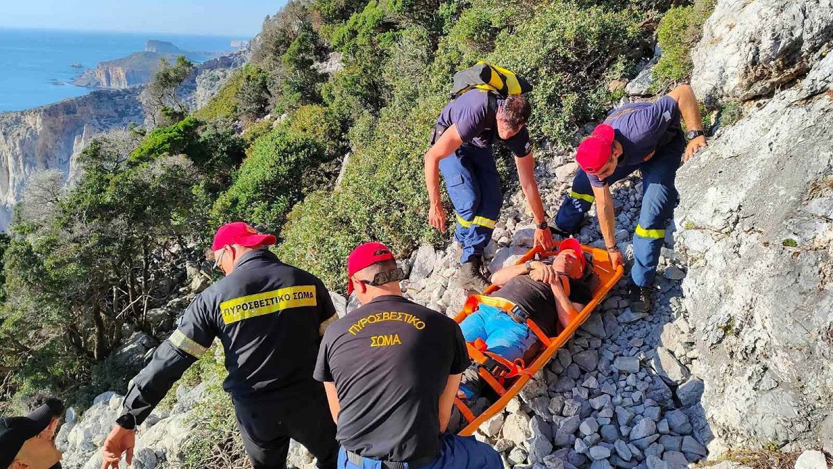 Θεσπρωτία: Σώος ανασύρθηκε ο κτηνοτρόφος που έπεσε σε χαράδρα