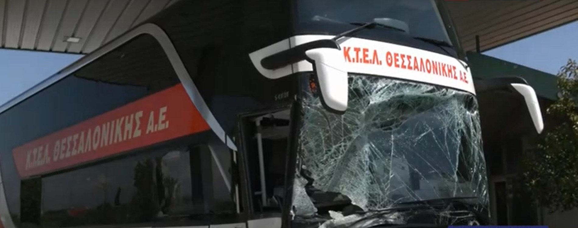 Πιερία: Ένας νεκρός και τρεις σοβαρά τραυματίες από σύγκρουση λεωφορείου με δύο ΙΧ