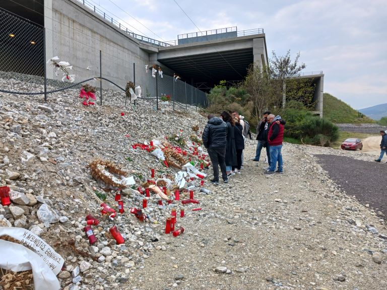 Πένθος και οδύνη για τα θύματα των Τεμπών στο 40ήμερο μνημόσυνο – Ζητούν δικαίωση οι συγγενείς