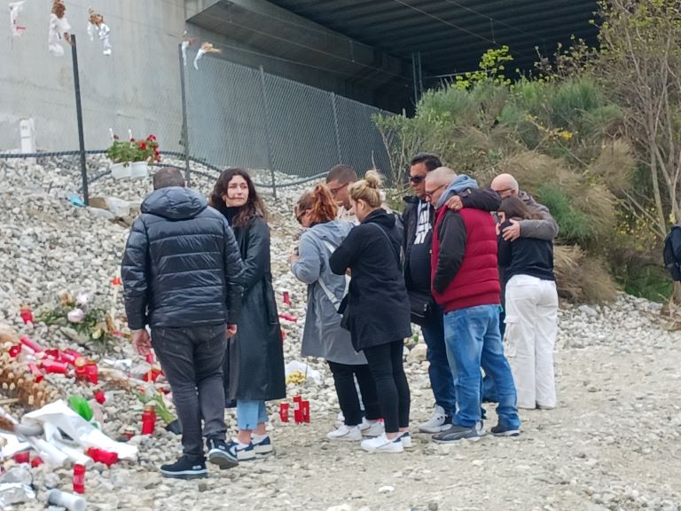 Πένθος και οδύνη για τα θύματα των Τεμπών στο 40ήμερο μνημόσυνο – Ζητούν δικαίωση οι συγγενείς