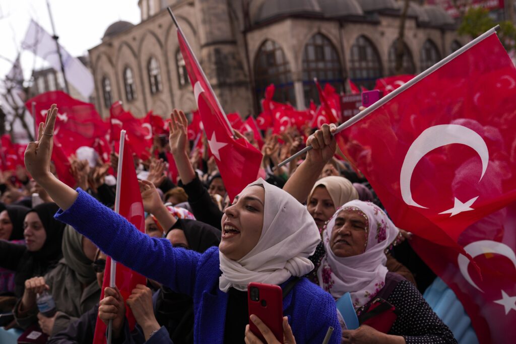 Τουρκία: Ακραία πόλωση λίγο πριν τις εκλογές – Οι υποψήφιοι διασταυρώνουν τα ξίφη τους