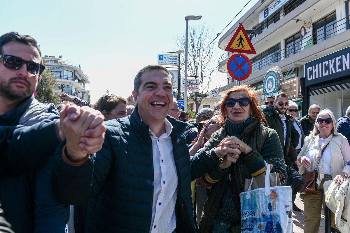 [360399] ΕΠΙΣΚΕΨΗ ΤΟΥ ΠΡΟΕΔΡΟΥ ΤΟΥ ΣΥΡΙΖΑ - ΠΣ ΑΛΕΞΗ ΤΣΙΠΡΑ ΣΤΗ ΑΓΙΑ ΠΑΡΑΣΚΕΥΗ ΟΠΟΥ ΣΥΝΟΜΙΛΕΙ ΜΕ ΠΟΛΙΤΕΣ (ΤΑΤΙΑΝΑ ΜΠΟΛΑΡΗ / EUROKINISSI)