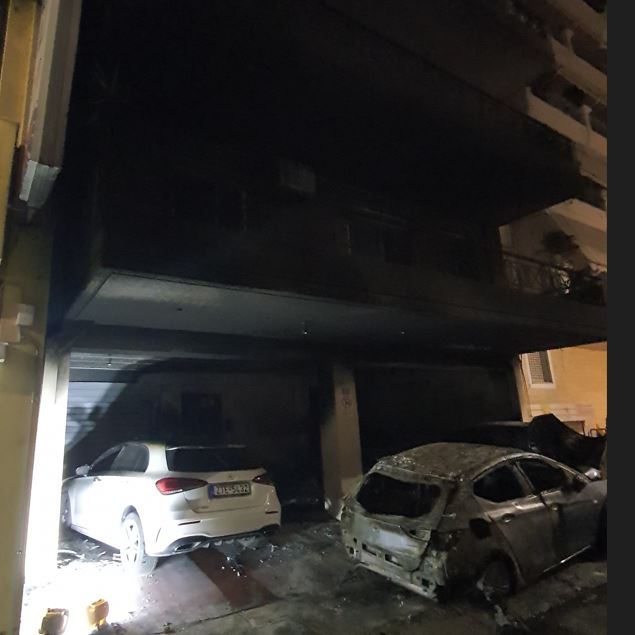 Στις φλόγες τέσσερα οχήματα και δύο μηχανές στο κέντρο της Αθήνας