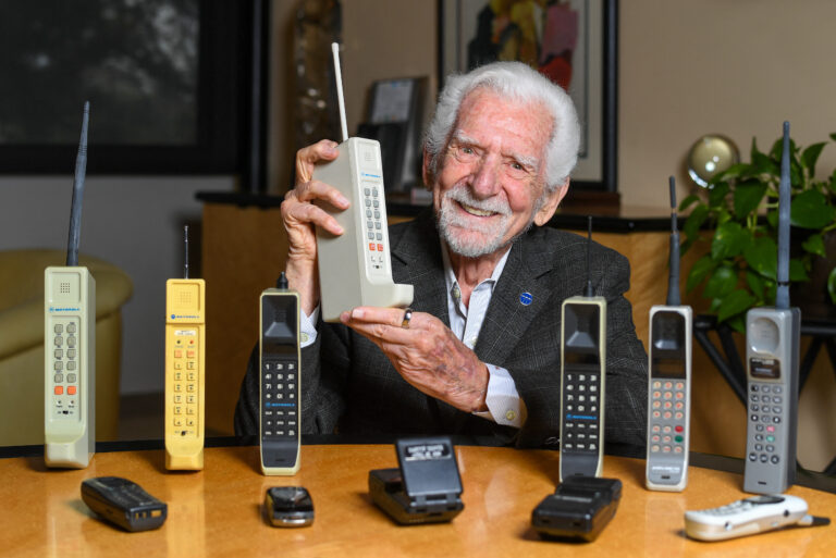 Πριν από 50 χρόνια, ο Μάρτιν Κούπερ έκανε την πρώτη κλήση από κινητό  τηλέφωνο - ertnews.gr