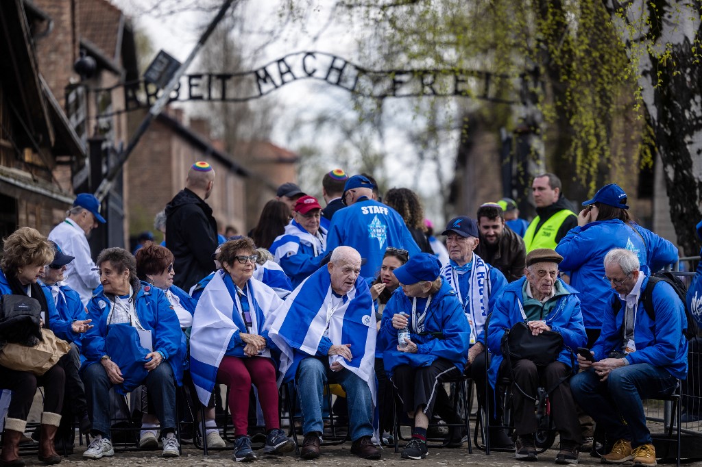 Η «Πορεία των Ζωντανών» στο Άουσβιτς τιμά τα θύματα του Ολοκαυτώματος