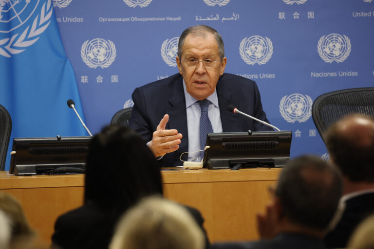 Λαβρόφ: Η Ουκρανία κάνει διακρίσεις σε βάρος των ρωσόφωνων Λαβρόφ: Η Ουκρανία κάνει διακρίσεις σε βάρος των ρωσόφωνων