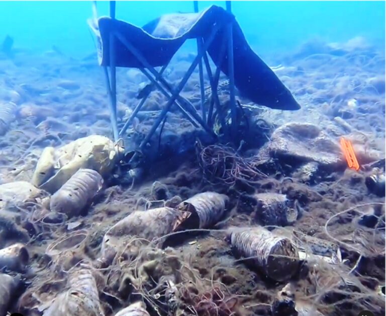 Χωματερή ο βυθός στο Πόρτο Κουφό