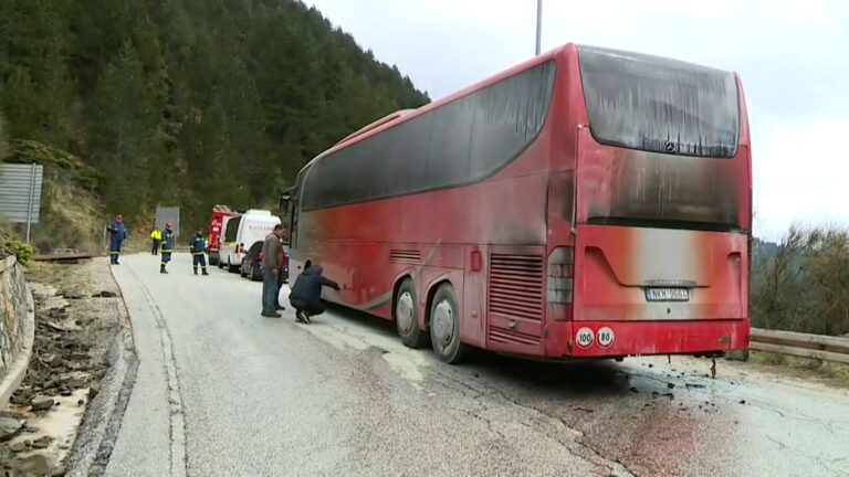 Λεωφορείο με 52 μαθητές, 3 συνοδούς, έπιασε φωτιά στο δρόμο προς Μέτσοβο (video)