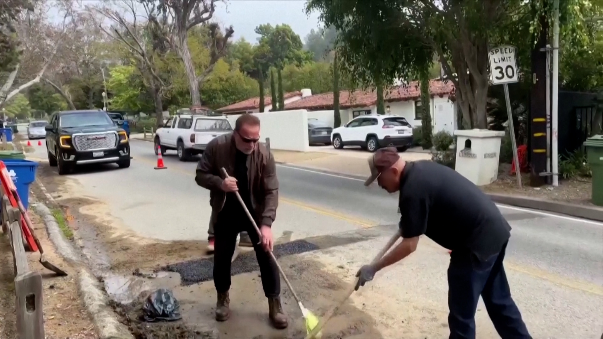 Βίντεο: Ο Άρνολντ Σβαρτσενέγκερ επιδιορθώνει λακκούβα σε γειτονιά του Λος Άντζελες