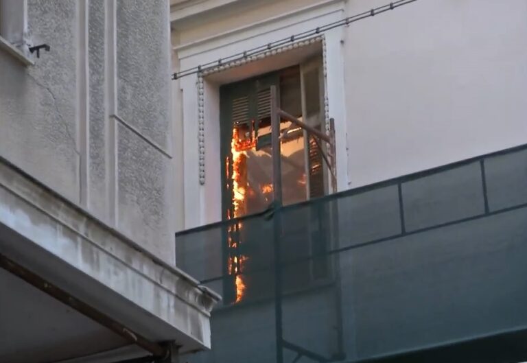 Φωτιά σε κτίριο στην Αιόλου: Φόβοι για την κατάρρευσή του – Παραμένει κλειστή η Καραγιώργη Σερβίας από το Σύνταγμα