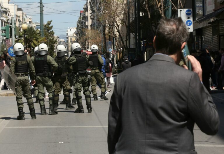 ΕΔΕ για τους πυροβολισμούς έξω από την ΑΣΟΕΕ – Ελεύθερος ο αστυνομικός που πυροβόλησε