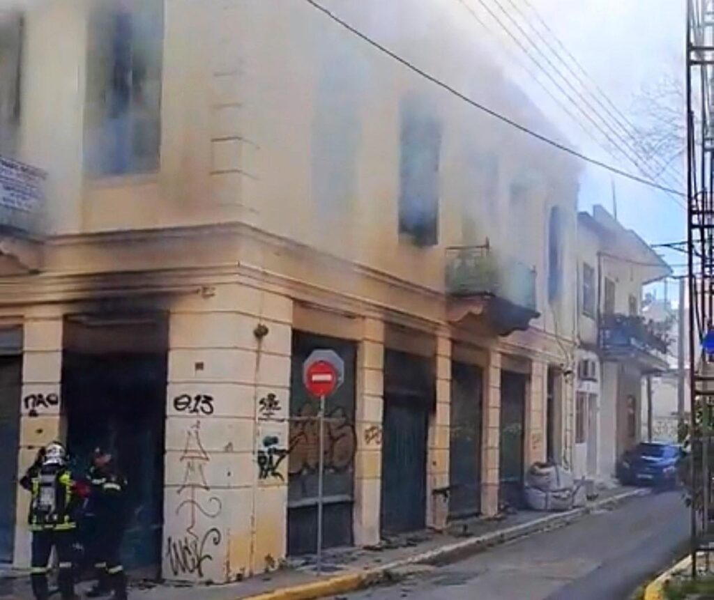 Καλαμάτα: Φωτιά ξέσπασε σε διατηρητέο κτήριο στην οδό Φαρών (photos)