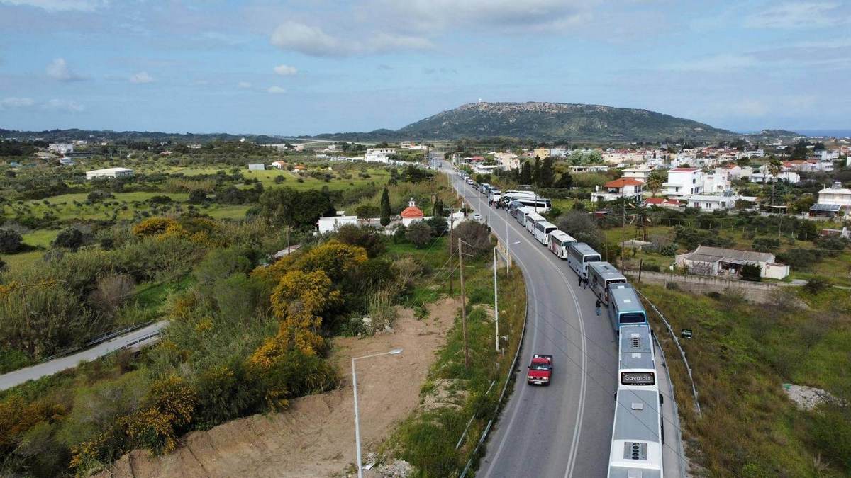 Ρόδος: Κινητοποίηση ιδιοκτητών τουριστικών λεωφορείων στο αεροδρόμιο «Διαγόρας»