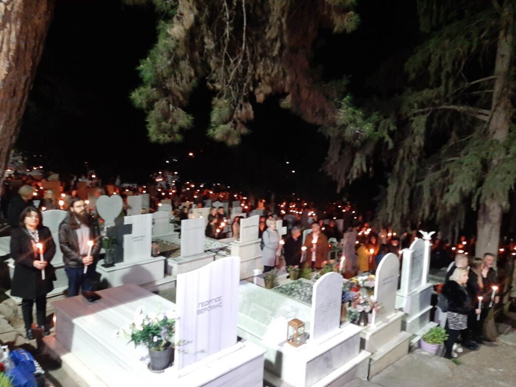 Σε κλίμα συγκίνισης η Ανάσταση στα κοιμητήρια της Κοζάνης