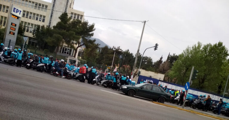 Μεγάλη μηχανοκίνητη πορεία στην ΕΡΤ από διανομείς της Wolt