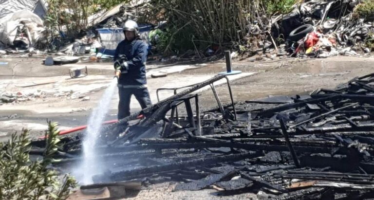 Ρόδος: Κάηκε παράγκα σε τσιγγάνικο καταυλισμό – Οι ένοικοι ευτυχώς απουσίαζαν