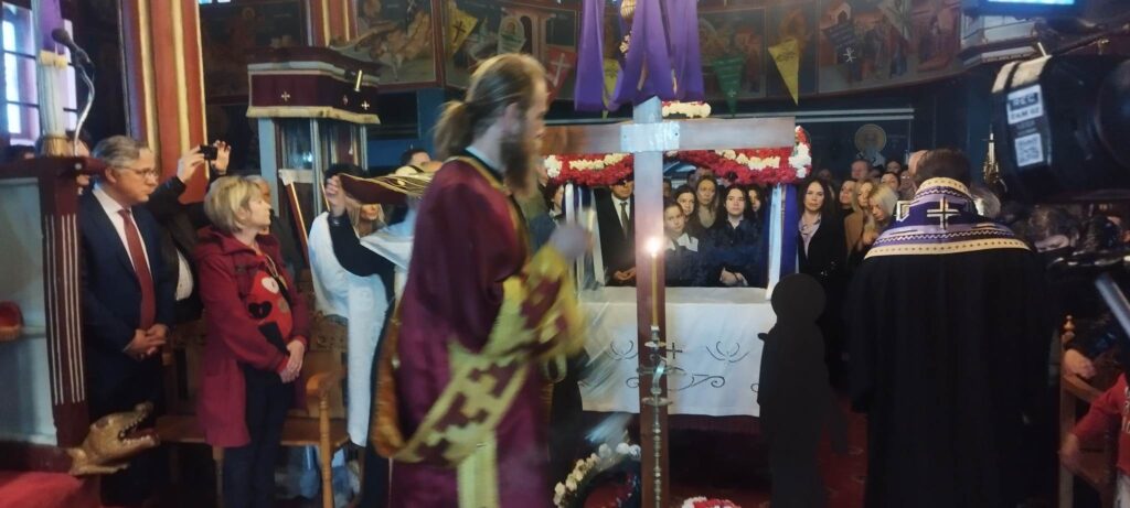 Απόλυτη κατάνυξη στην Αποκαθήλωση του Εσταυρωμένου στο Δρυόβουνου Κοζάνης (video)