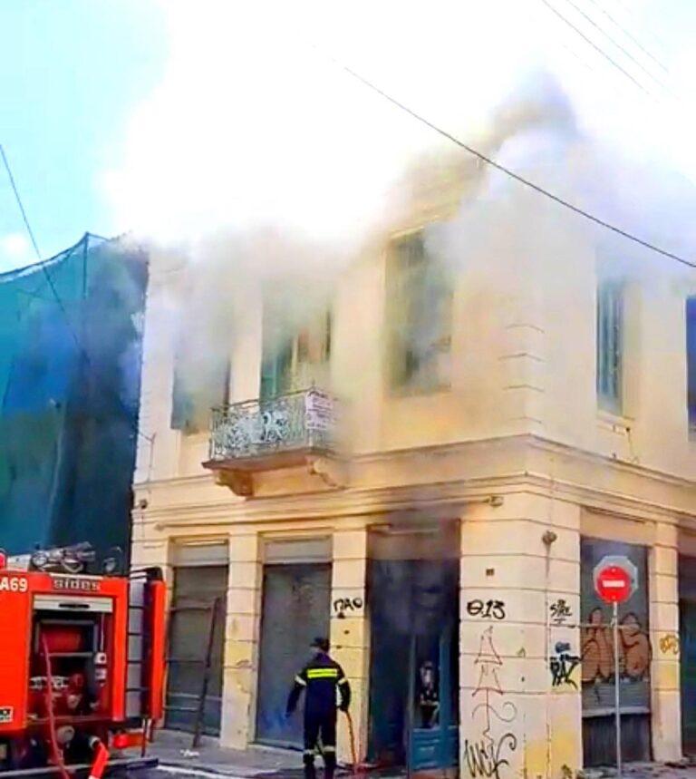Καλαμάτα: Φωτιά ξέσπασε σε διατηρητέο κτήριο στην οδό Φαρών (photos)