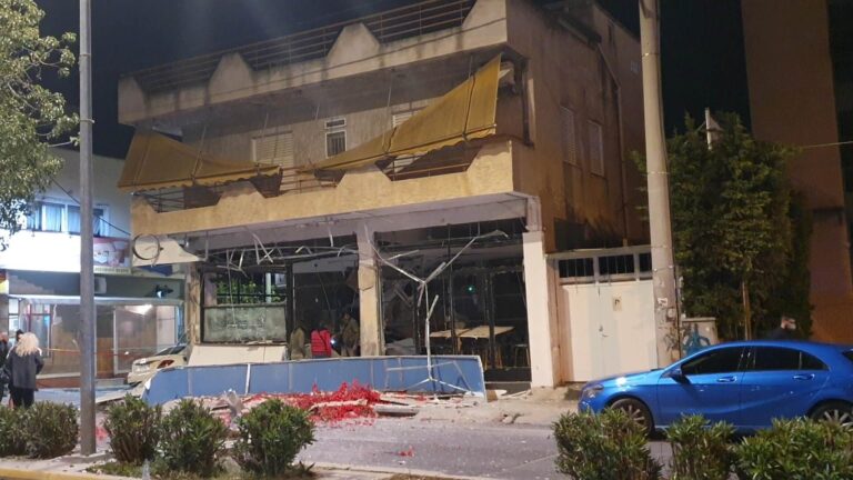 Ισχυρή έκρηξη σε καφετέρια στο Νέο Ηράκλειο – Μεγάλες υλικές ζημιές σε παρακείμενα κτίρια και ΙΧ αυτοκίνητα