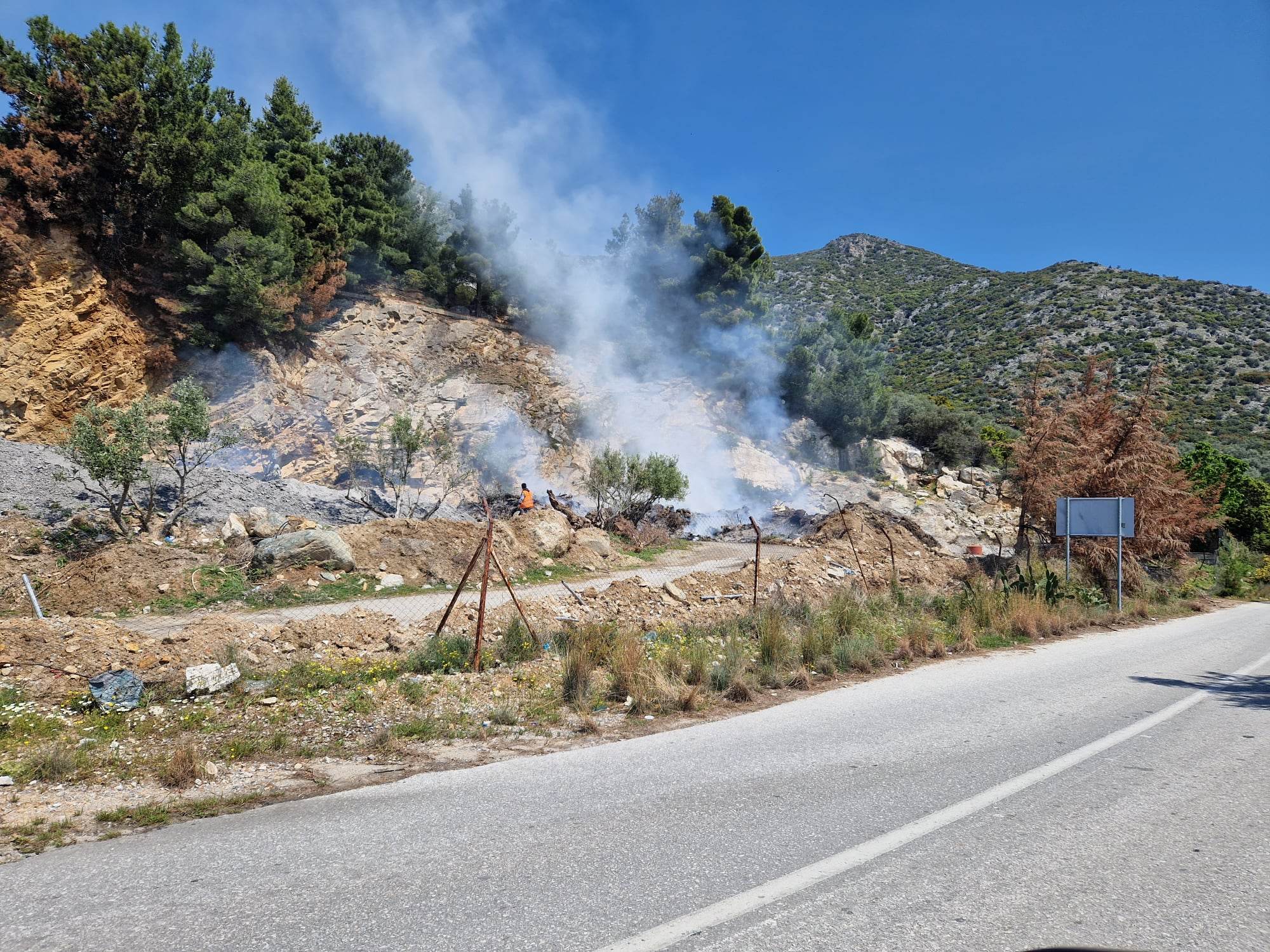 Καταγγελία πολιτών για φωτιά σε περιφραγμένο αγροτεμάχιο του Δήμου Βόλου- “Καίμε ξερόκλαδα” απαντάει ο αντιδήμαρχος Καθαριότητας