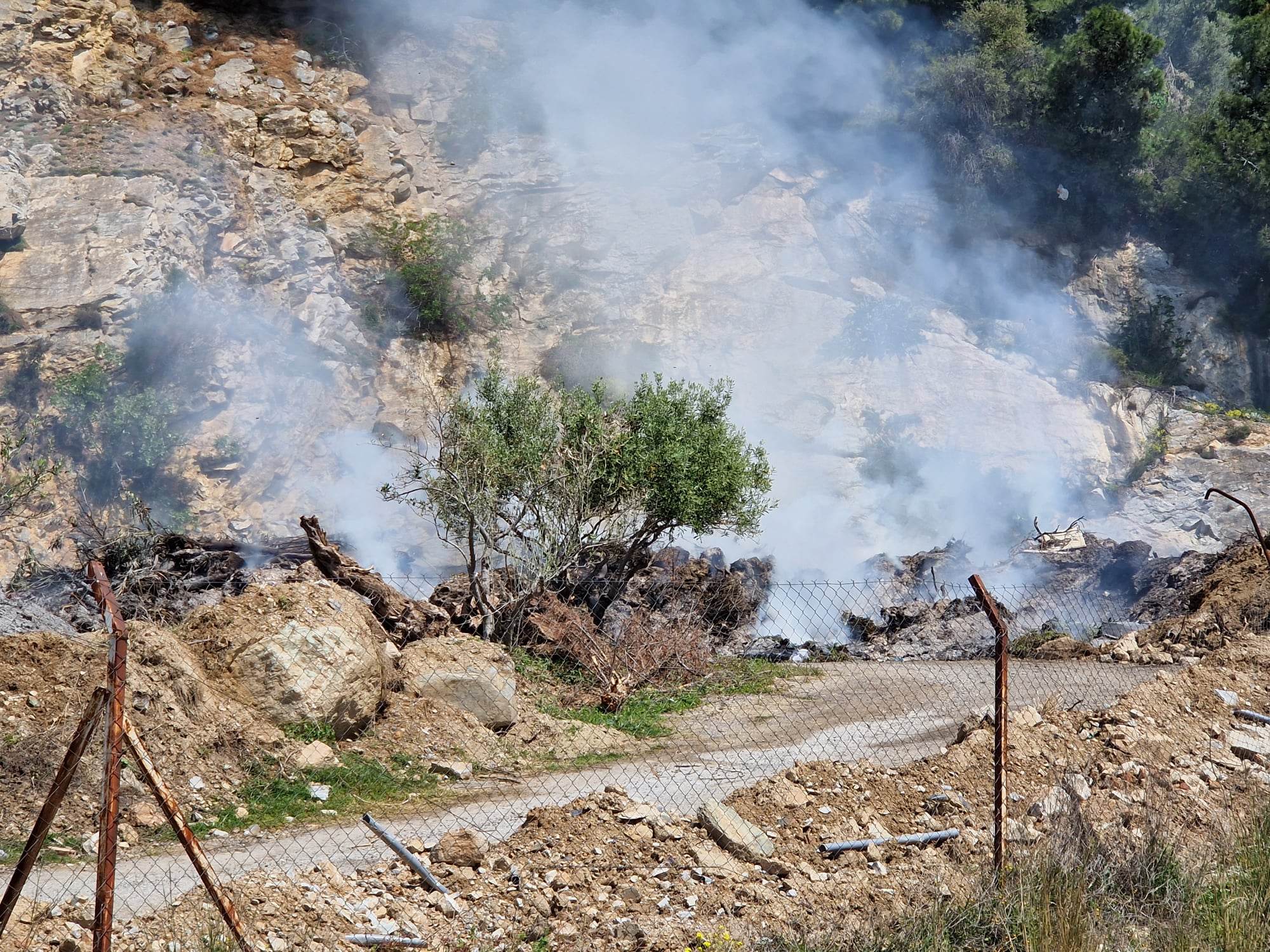 Καταγγελία πολιτών για φωτιά σε περιφραγμένο αγροτεμάχιο του Δήμου Βόλου- “Καίμε ξερόκλαδα” απαντάει ο αντιδήμαρχος Καθαριότητας