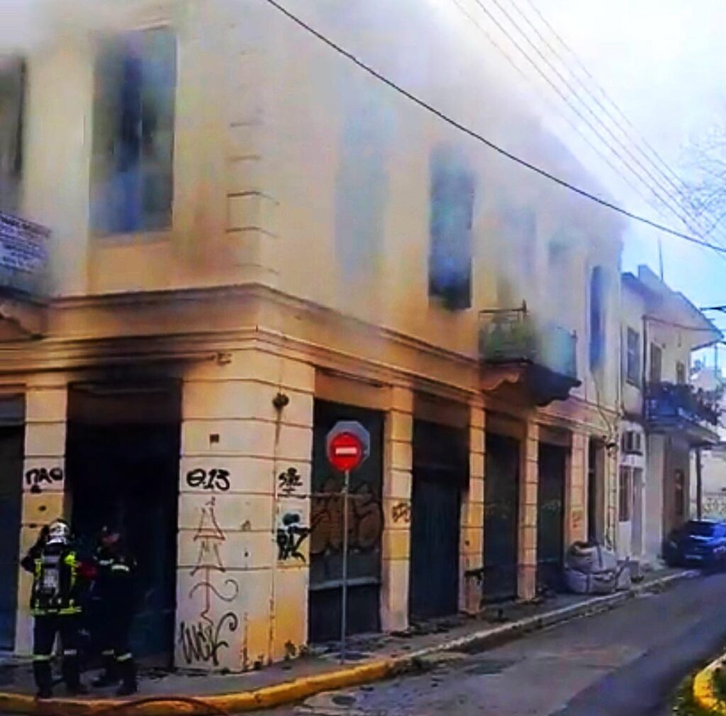 Καλαμάτα: Φωτιά ξέσπασε σε διατηρητέο κτήριο στην οδό Φαρών (photos)