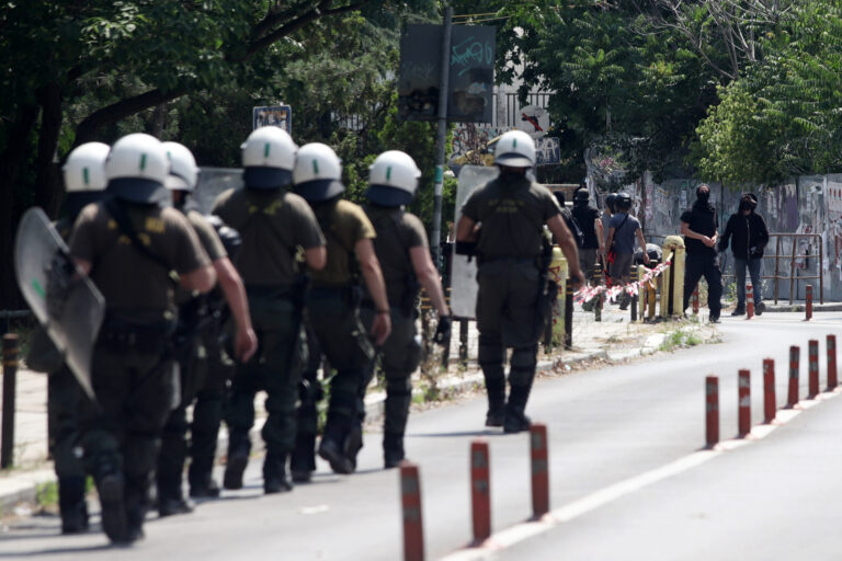 Θεσσαλονίκη: Επίθεση κουκουλοφόρων σε διμοιρία των ΜΑΤ στο ΑΠΘ