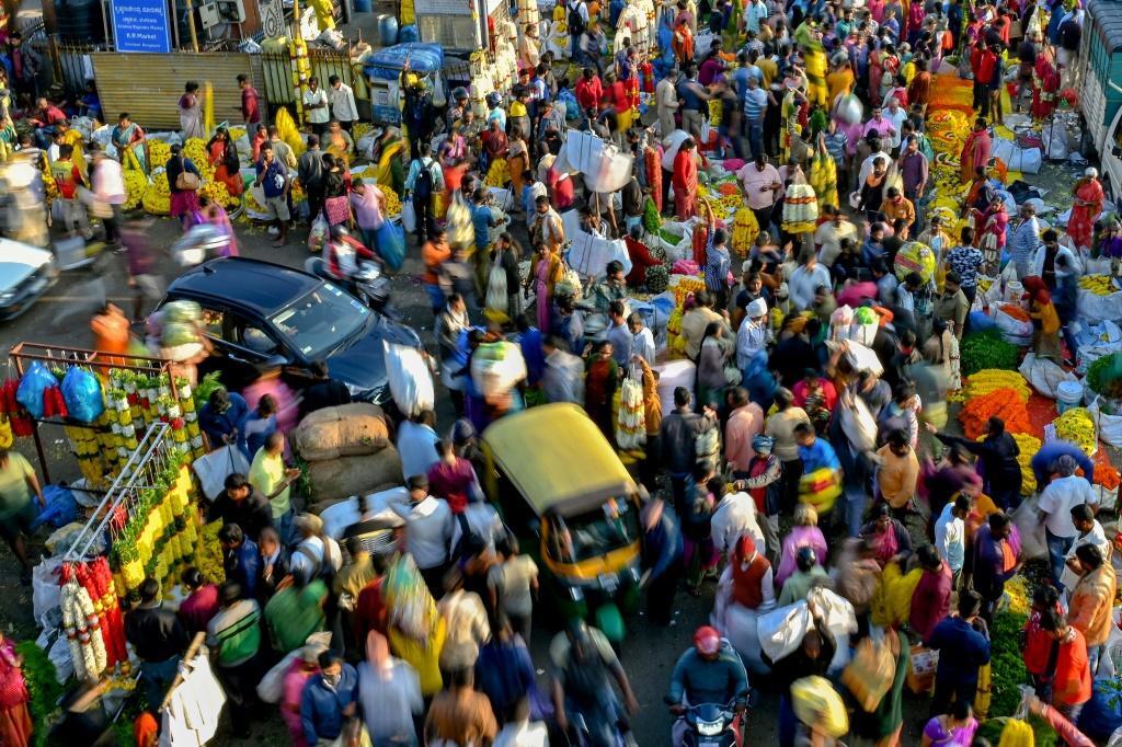 Ο πληθυσμός της Ινδίας θα ξεπεράσει την Κίνα στα μέσα του έτους σύμφωνα με το ΟΗΕ