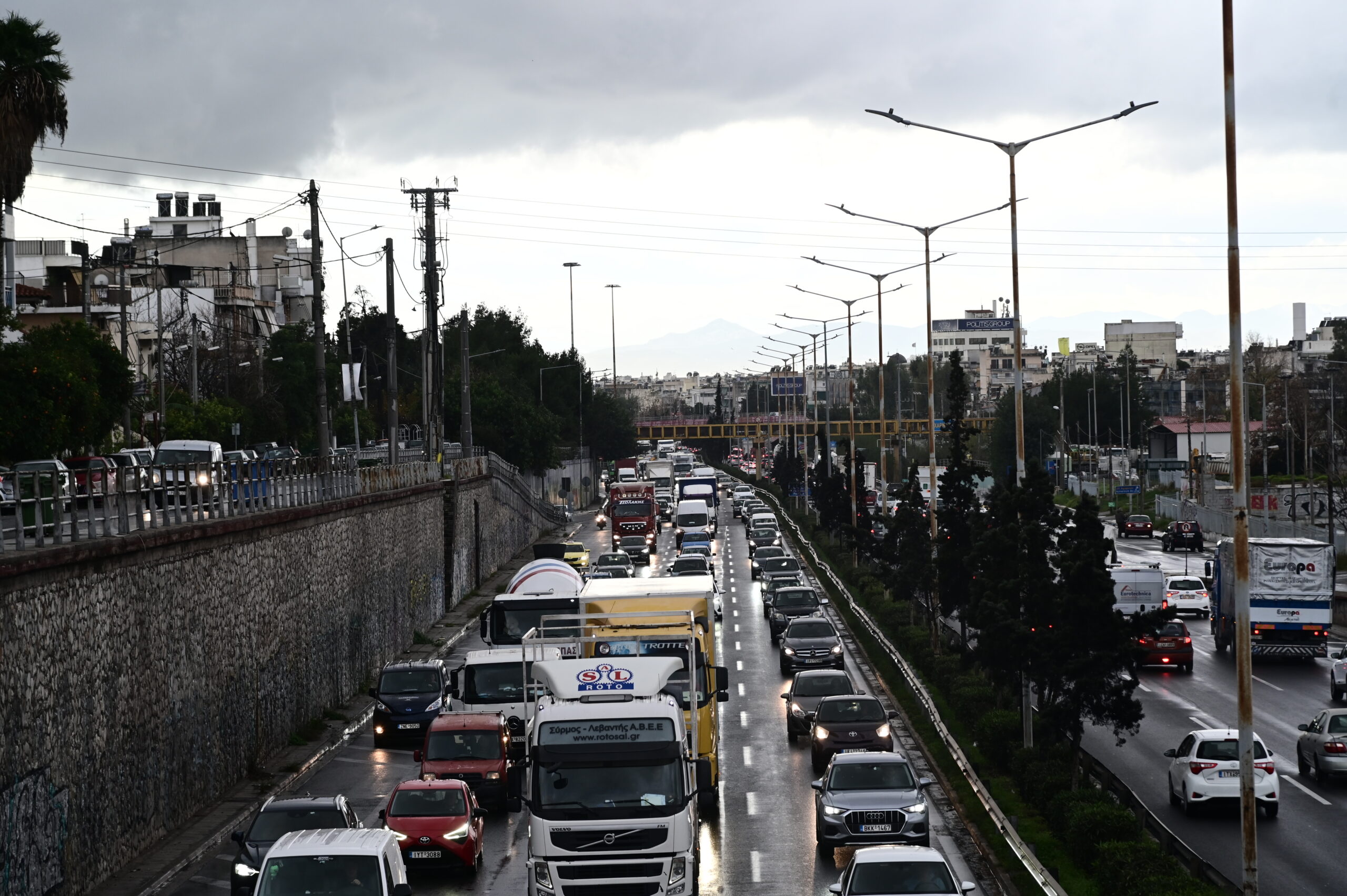 Στις φλόγες όχημα στην Αθηνών – Λαμίας: Προβλήματα στην κυκλοφορία