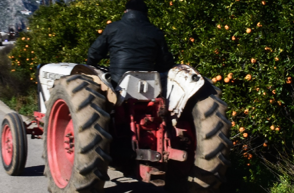Αγρότες: Παράταση έως 31/12/23 της κυκλοφορίας τρακτέρ χωρίς διάταξη προστασίας έναντι ανατροπής
