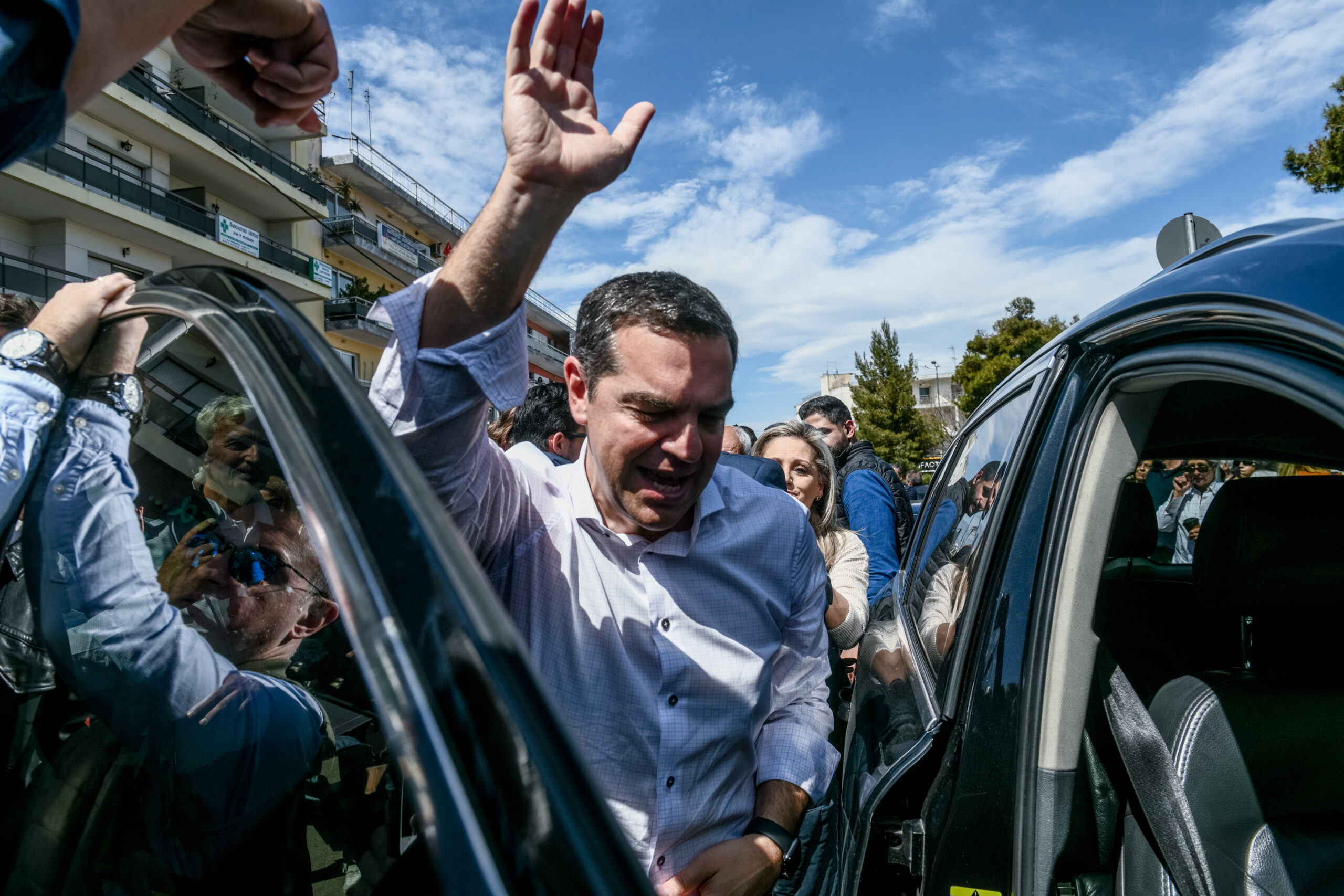 [360399] ΕΠΙΣΚΕΨΗ ΤΟΥ ΠΡΟΕΔΡΟΥ ΤΟΥ ΣΥΡΙΖΑ - ΠΣ ΑΛΕΞΗ ΤΣΙΠΡΑ ΣΤΗ ΑΓΙΑ ΠΑΡΑΣΚΕΥΗ ΟΠΟΥ ΣΥΝΟΜΙΛΕΙ ΜΕ ΠΟΛΙΤΕΣ (ΤΑΤΙΑΝΑ ΜΠΟΛΑΡΗ / EUROKINISSI)