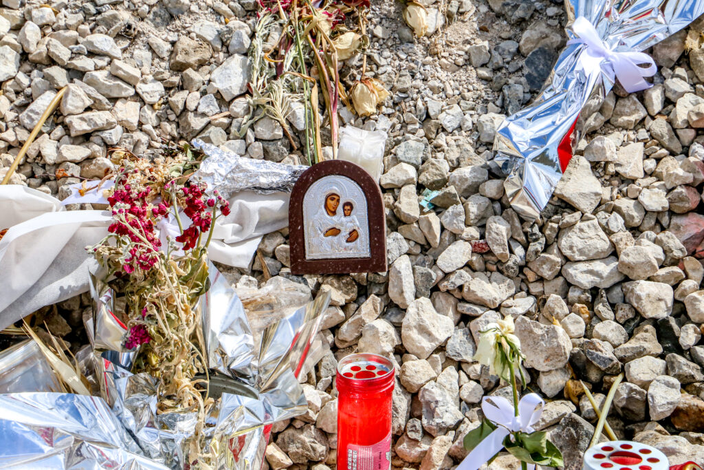 Τέμπη: Μνημόσυνο για τα θύματα της τραγωδίας – Εικονοστάσι στο σημείο του δυστυχήματος