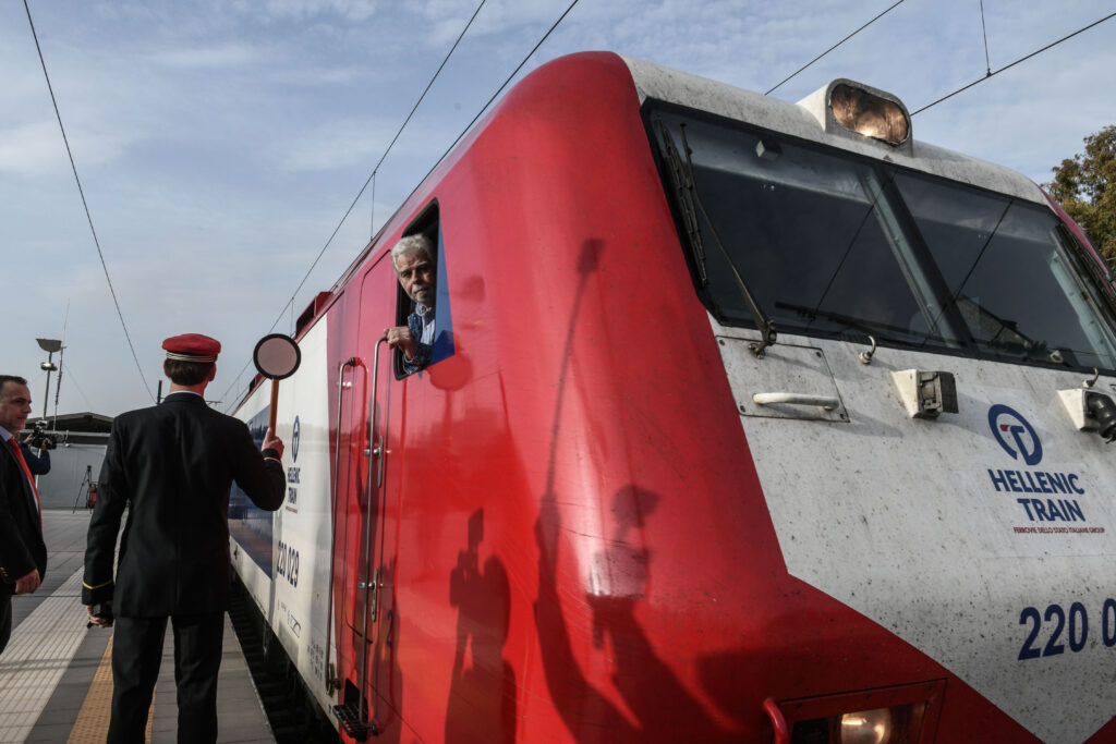 Τα πρώτα δρομολόγια του Intercity μετά την τραγωδία των Τεμπών – Συγκινήθηκε ο πρόεδρος του ΟΣΕ