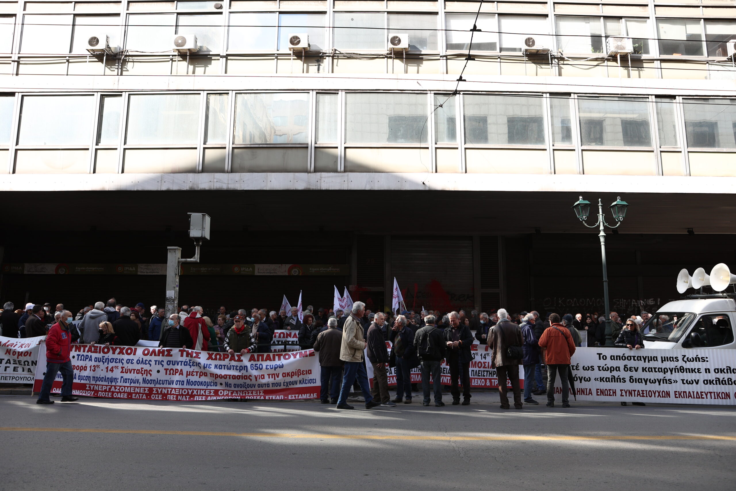 ΣΥΓΚΕΝΤΡΩΣΗ ΣΤΟ ΥΠ. ΕΡΓΑΣΙΑΣ ΚΑΙ ΠΟΡΕΙΑ ΣΤΟ ΜΕΓΑΡΟ ΜΑΞΙΜΟΥ ΣΥΝΤΑΞΙΟΥΧΩΝ(ΒΑΣΙΛΗΣ ΡΕΜΠΑΠΗΣ/EUROKINISSI)