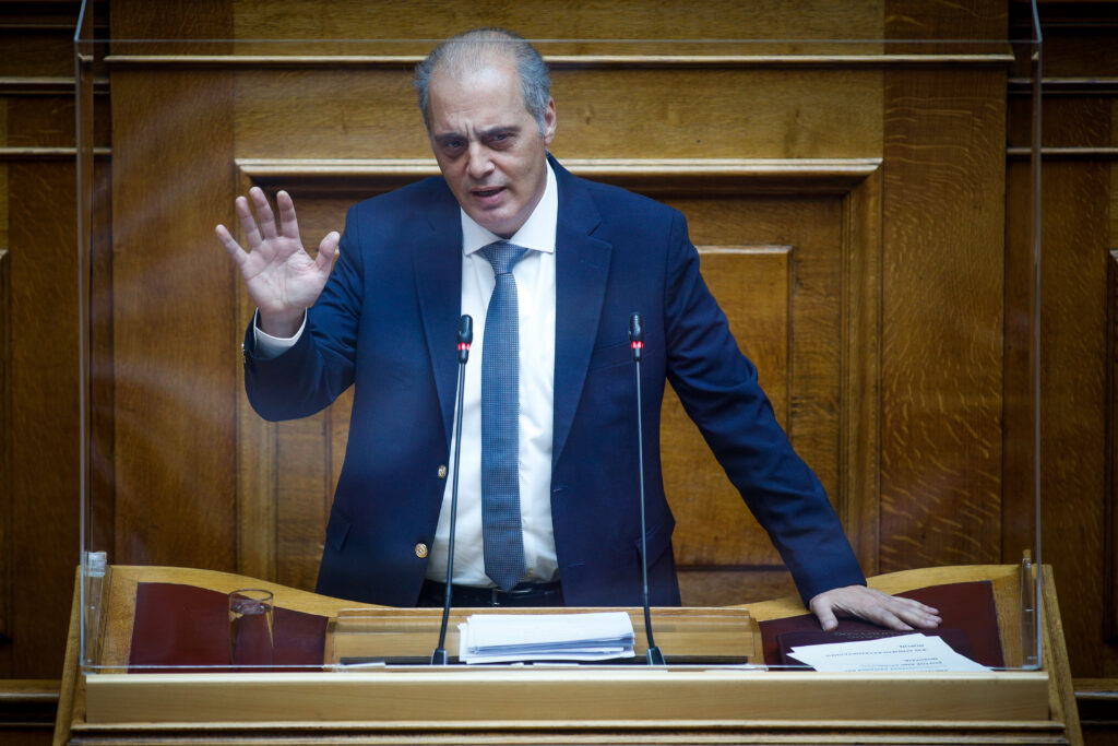 Ένταση στη Βουλή – Βελόπουλος σε Μπιμπίλα: Γιατί δε ζητήσατε να μας πουν και πόσοι βουλευτές είναι ομοφυλόφιλοι