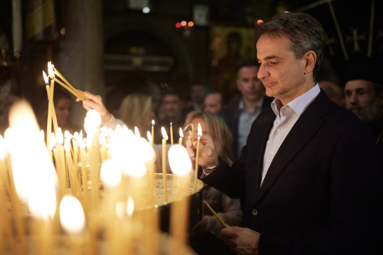 Το Πάσχα των πολιτικών: Η ακολουθία του Επιταφίου και το πρόγραμμα των αρχηγών