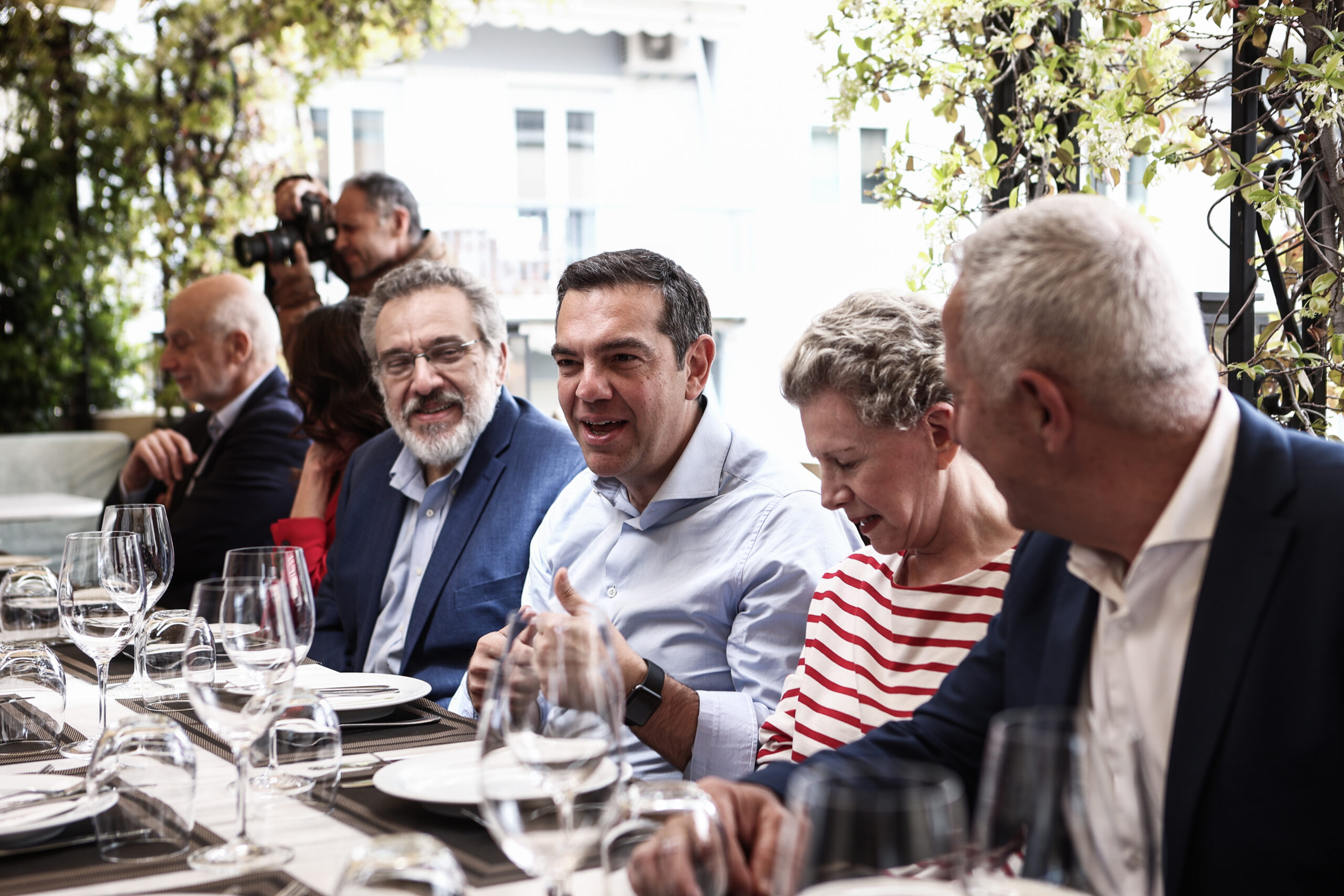 [361085] ΓΕΥΜΑ ΤΟΥ ΠΡΟΕΔΡΟΥ ΤΟΥ ΣΥΡΙΖΑ ΑΛΕΞΗ ΤΣΙΠΡΑ ΜΕ ΥΠΟΨΗΦΙΟΥΣ ΣΤΟ ΨΗΦΟΔΕΛΤΙΟ ΕΠΙΚΡΑΤΕΙΑΣ(ΒΑΣΙΛΗΣ ΡΕΜΠΑΠΗΣ/EUROKINISSI)