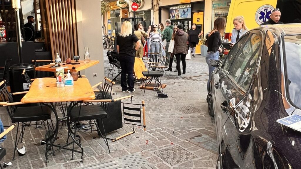 Χανιά: «Εισβολή» αυτοκινήτου σε κατάμεστη καφετέρια – Τραυματίστηκαν τρεις γυναίκες (video) 